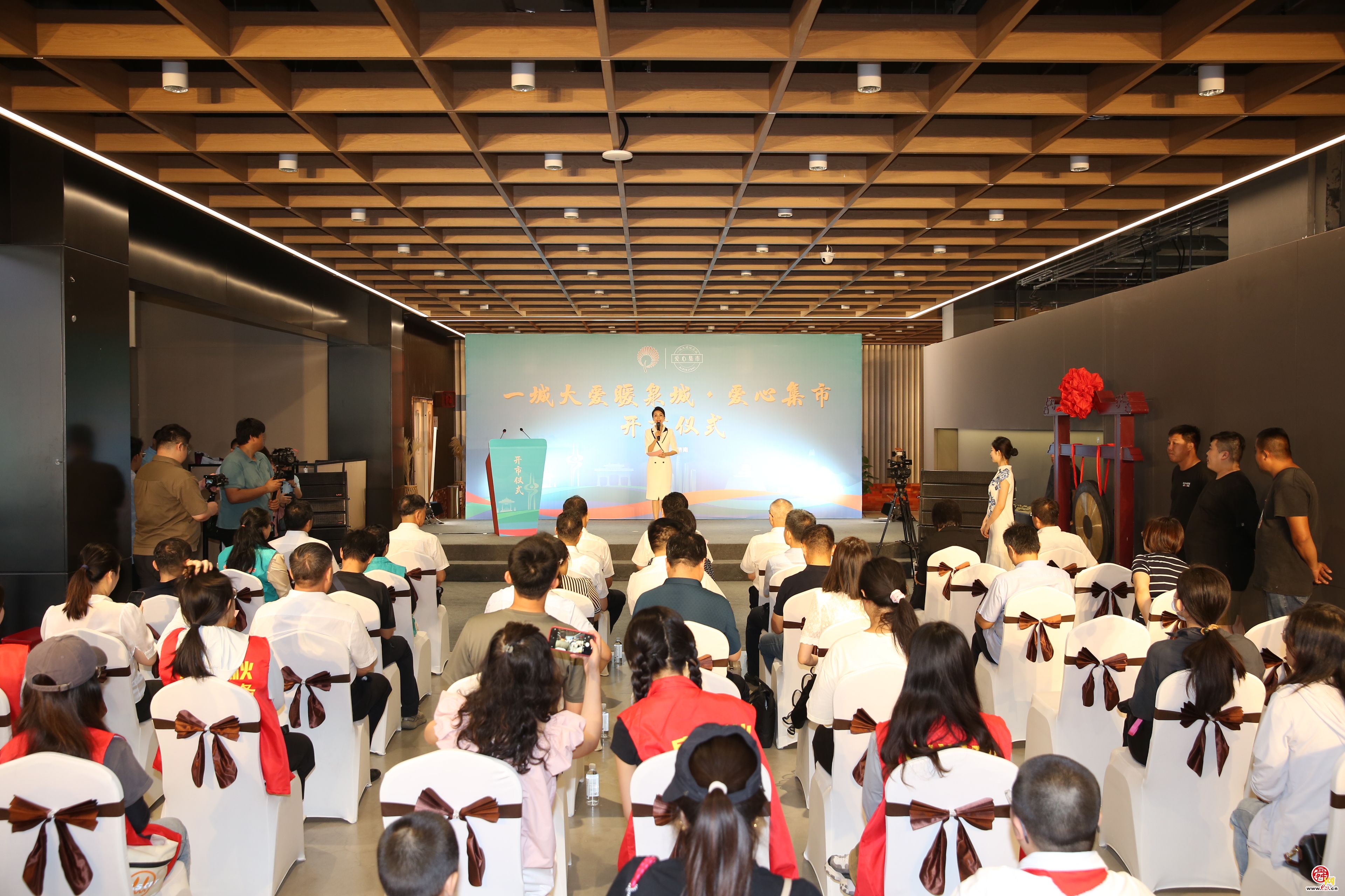 传递友爱 共护文明 济南市一城大爱暖泉城·爱心集市开市